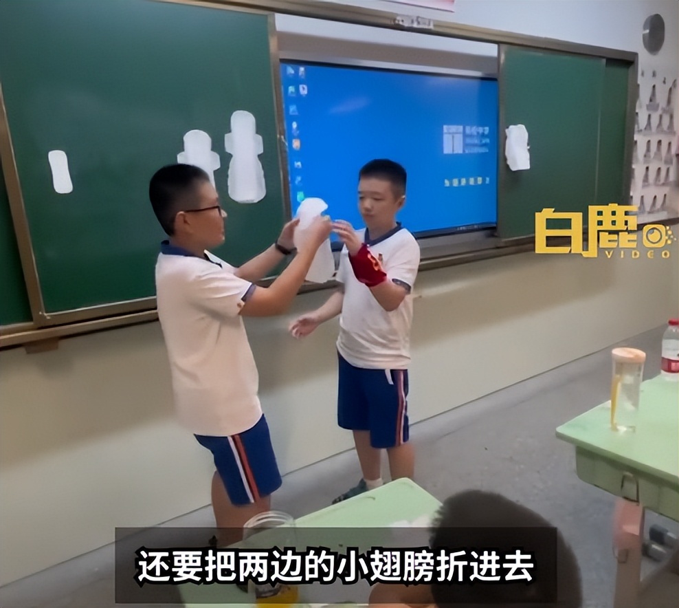 福建一学校：男生学用卫生巾，动作熟练讲解到位，家长却不淡定了