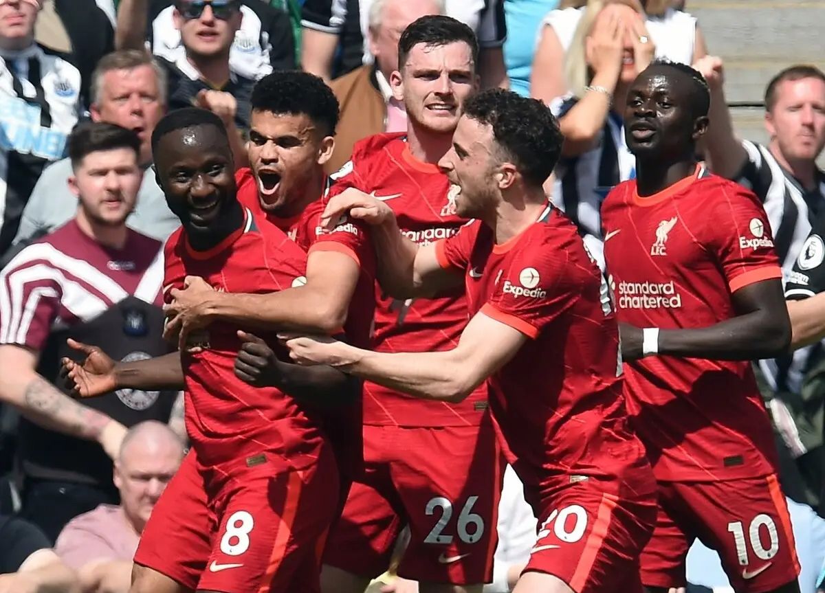 不是夺冠后才紧急派送，正品冠军奖杯已现身曼城和萨索洛主场