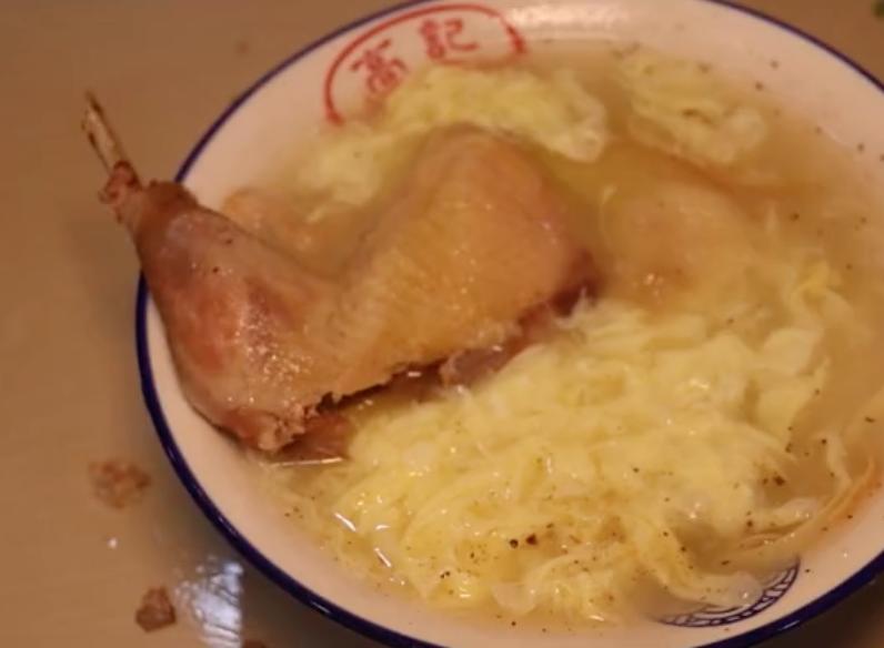 山东大哥街边卖早餐，80只母鸡熬成一锅汤，3000元成本能卖上万元