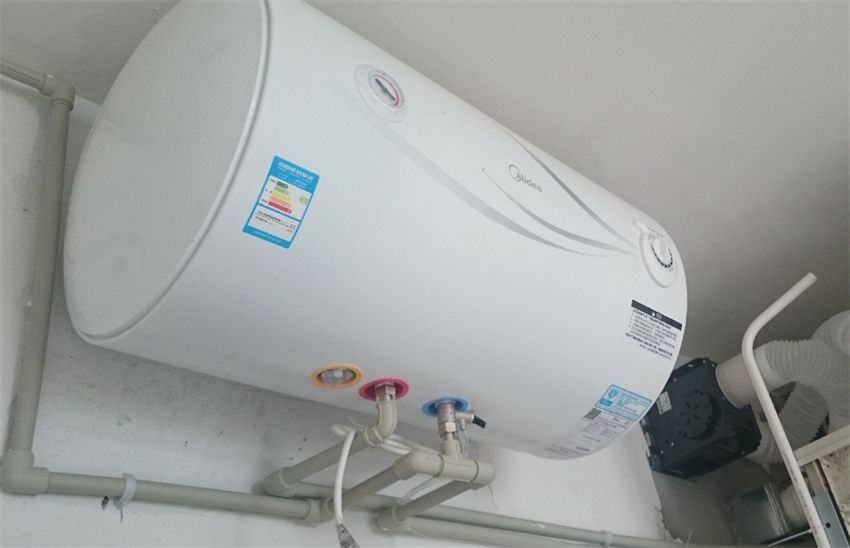 电热水器与燃气热水器哪个费用低,家庭用电热水器还是燃气热水器好