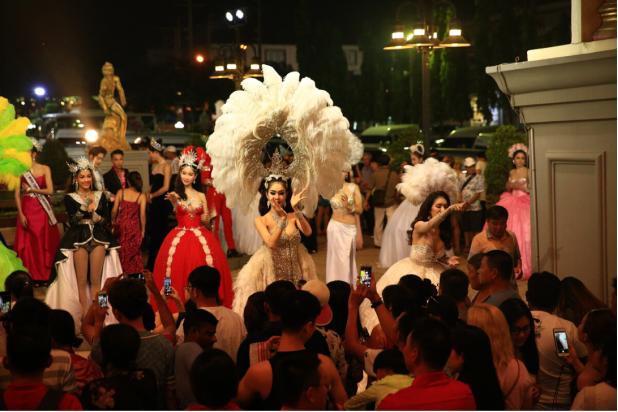 18岁男孩做变性手术，主刀“医生”自学成才，曾给自己亲自操刀