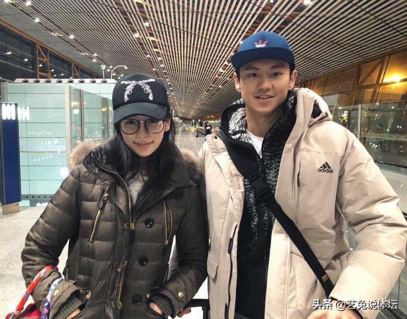 詹姆斯身边的背锅侠,湖人詹姆斯身后的美女