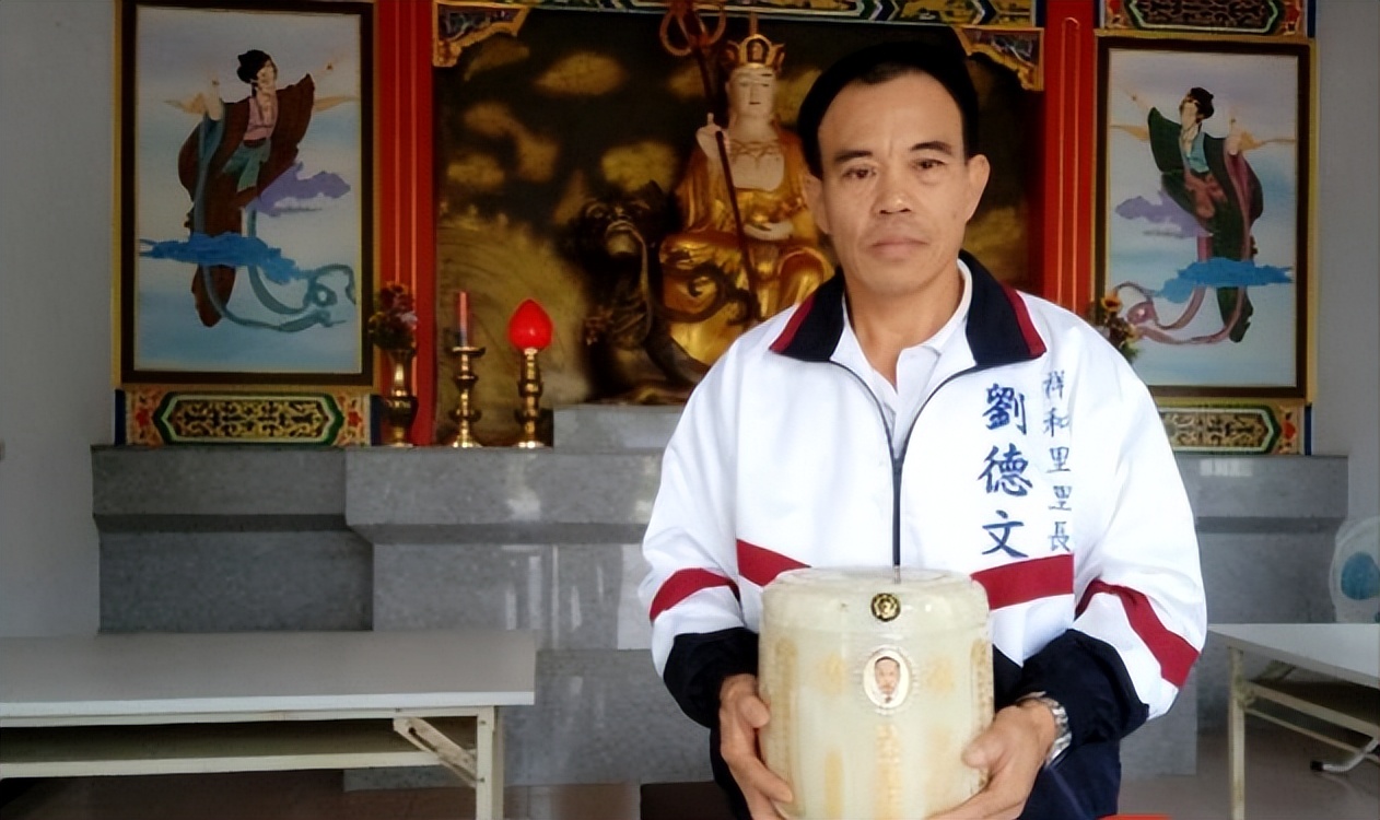 台湾“灵魂摆渡人”，20年间自费送200位老兵回家，感动海峡两岸