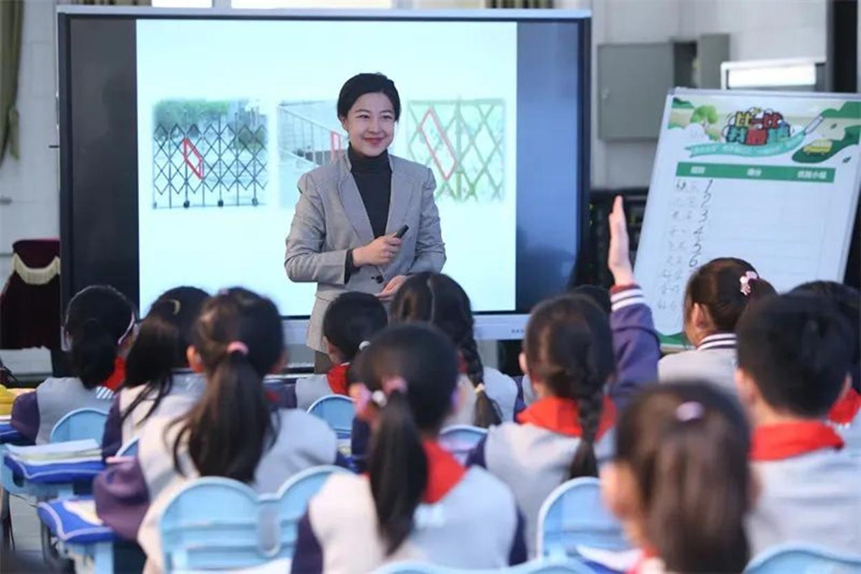 李沧实小教育集团文正校区：六位教师获殊誉