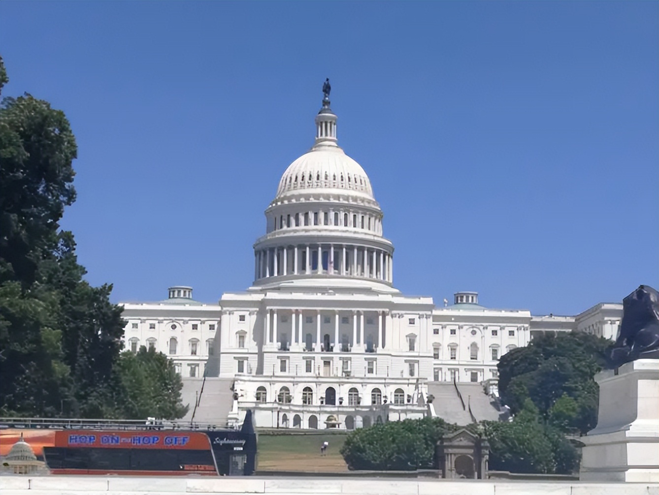 “法国之春”外溢，美国还想“隔岸观火”，华盛顿却响起爆炸声