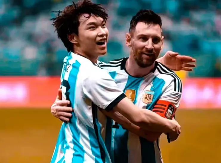 拥抱梅西的少年原视频,追风少年阿根廷梅西