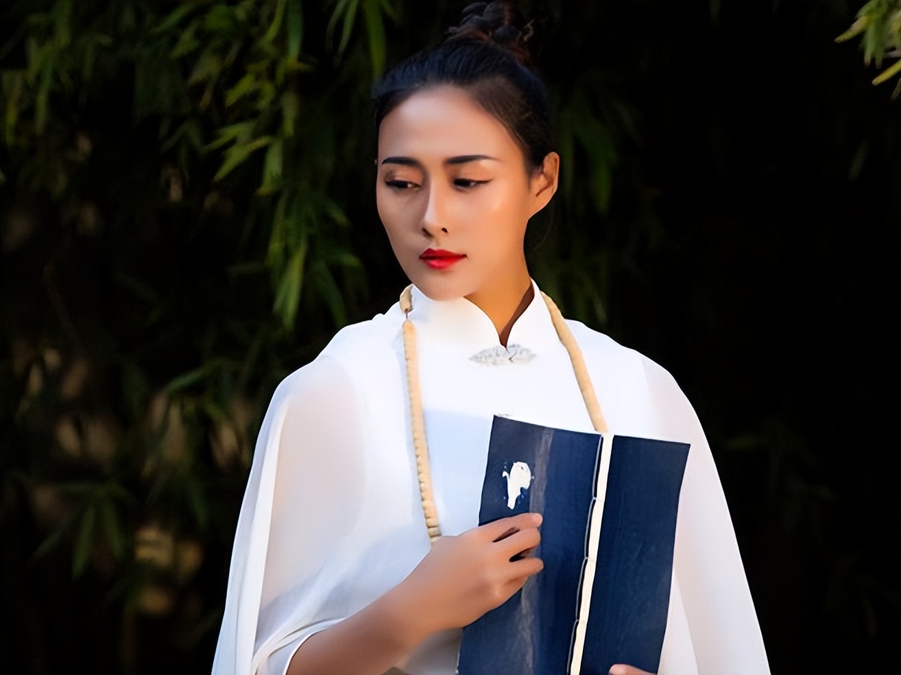 放假出行有感，写七律3首。入目无名花滟滟，向人蝴蝶粉盈盈