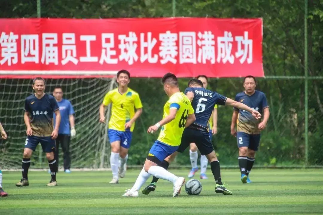 驰骋绿茵足够精彩三年级手抄报,驰骋绿茵无悔青春