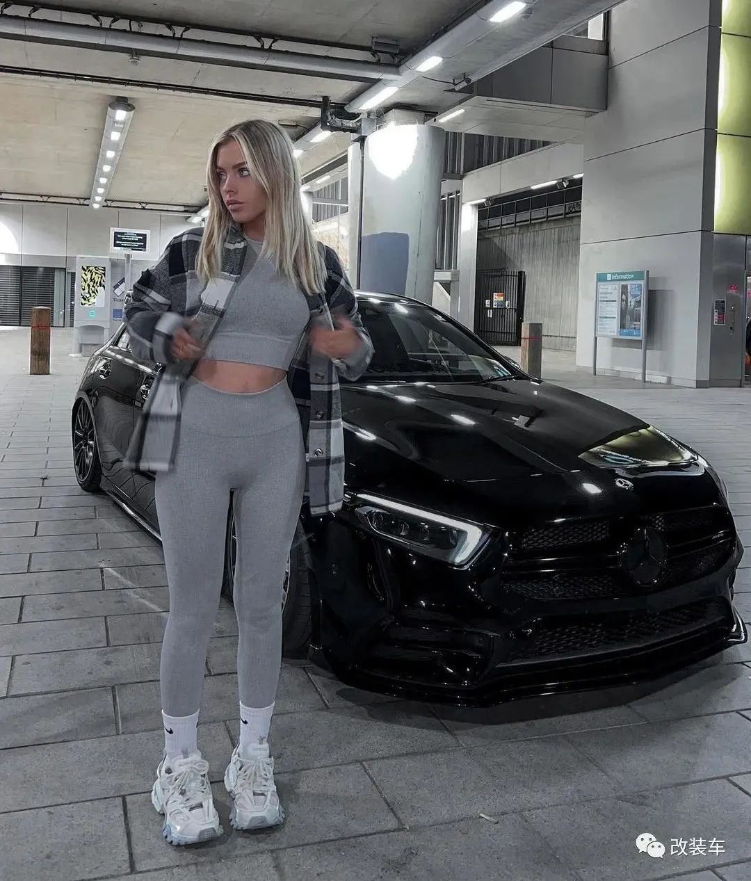 奔驰c级小姐姐改装,奔驰威霆改装小姐姐