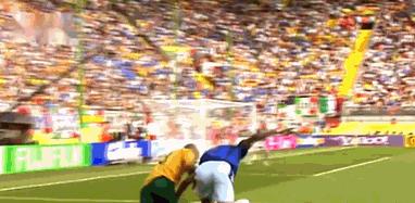 连续无缘世界杯的残酷事实是否让人更怀念02与06年的蓝衣军团？