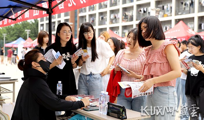 河北能源职业技术学院:校园双选会促学生高质量就业865名学生达成就业意向