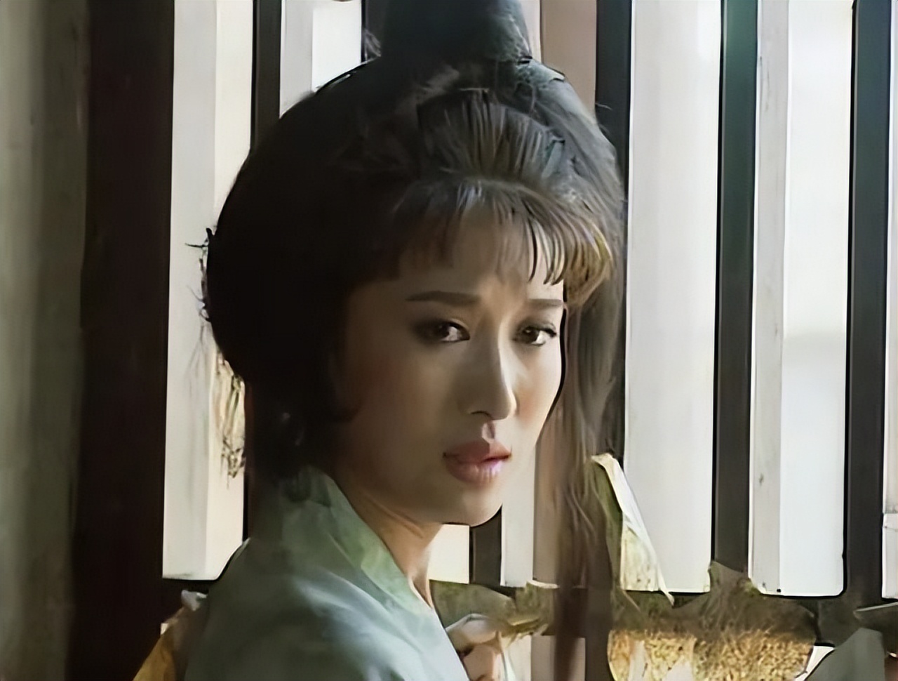 周迅青春靓丽蔡少芬人老珠黄,给皇后