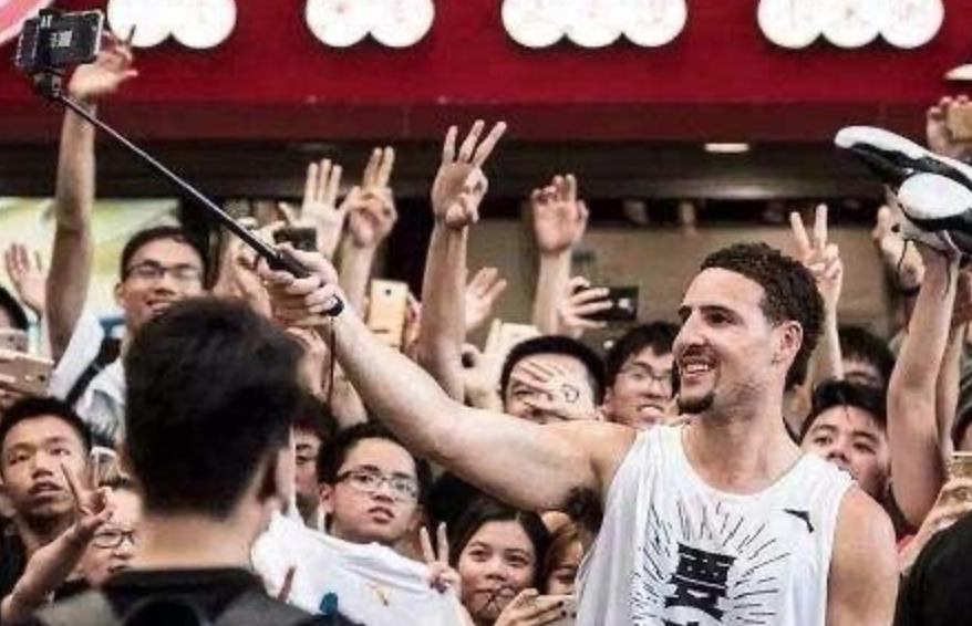 克莱汤普森成安踏最敬业代言人，8000万美元合同不亏，若夺冠赚翻