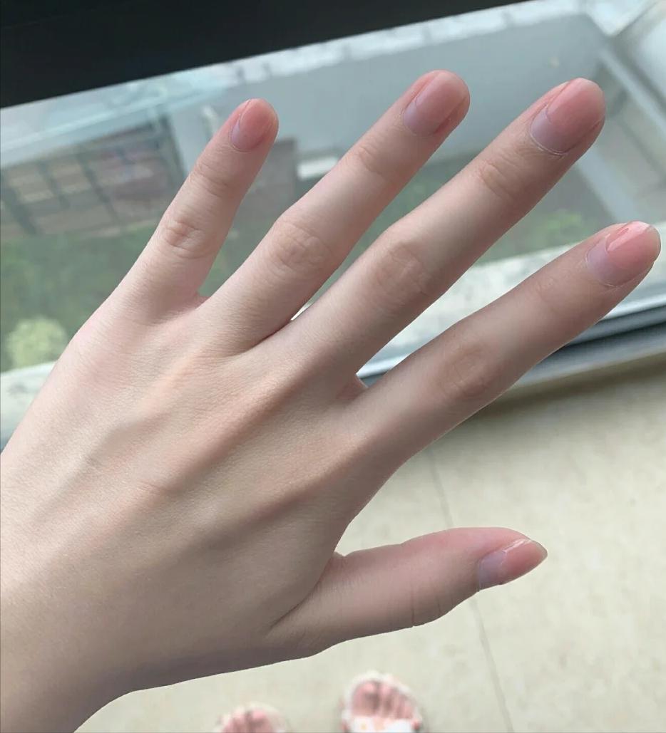 手又黑又丑什么办法能变白,怎么样才能让你的手变白白的