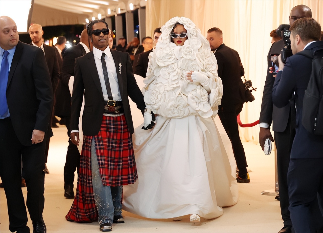 刘雯metgala红毯造型,2021metgala红毯刘雯