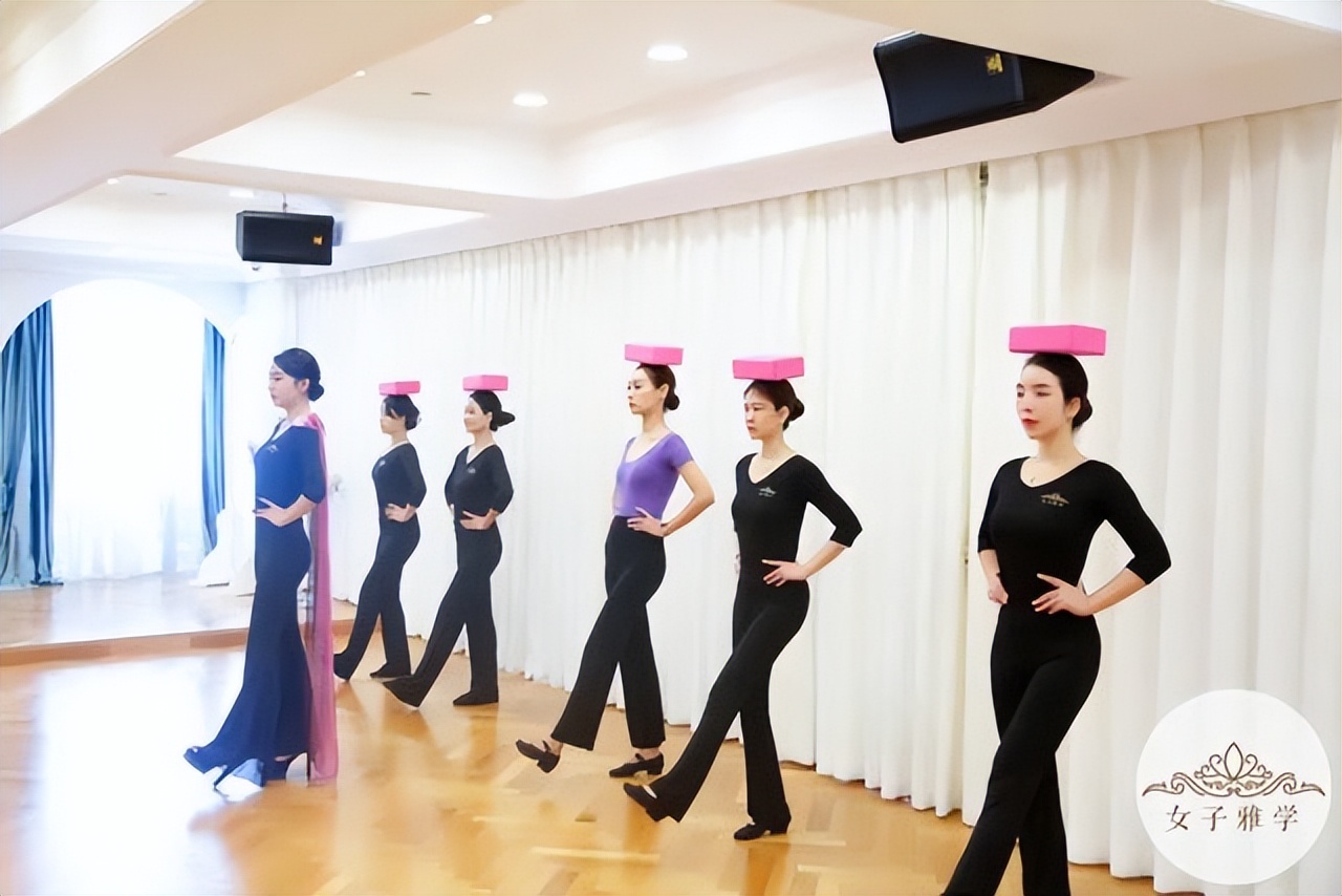 怎样走路很有气质很好看,如何走路有气质