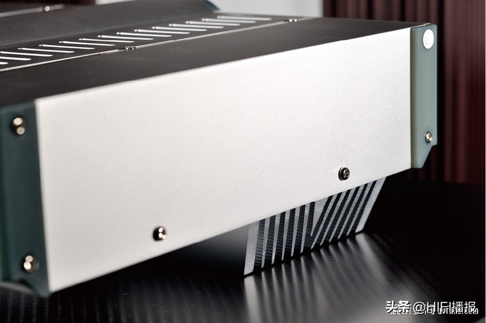 评B.M.C.AudioBDCD2CD机与PureAmp合并功放宽松大气的姿态
