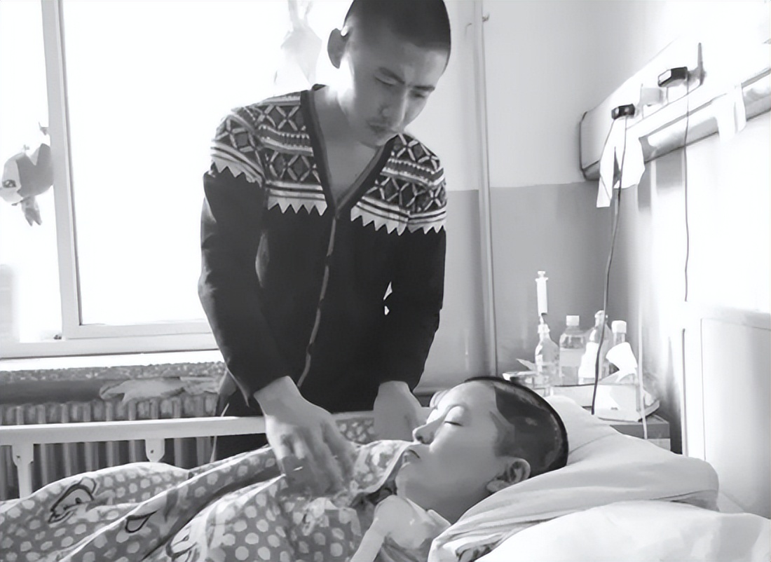 男子负债照顾植物人女友,男子举债20万照顾植物人女友