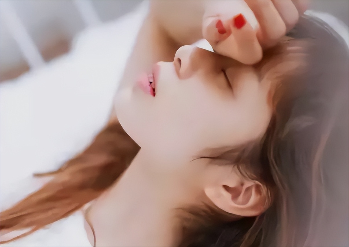 57岁妇女长外阴白斑是咋回事,女士外阴长白斑