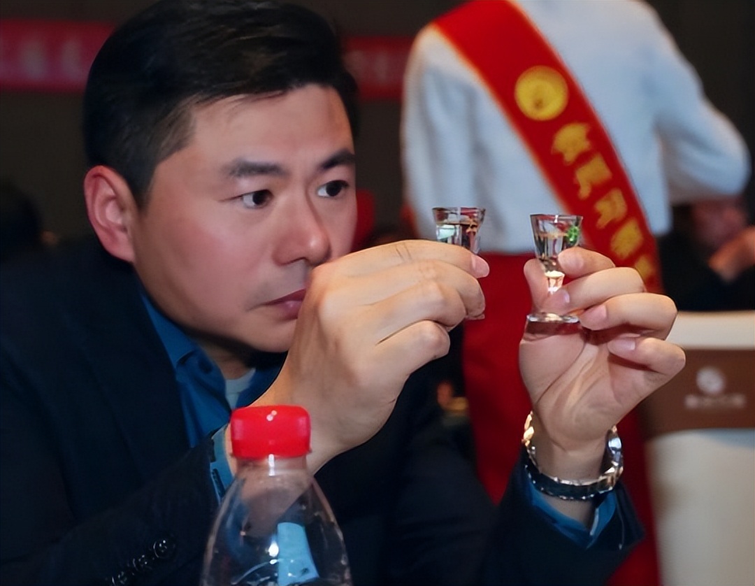 白酒怎么辨别真假老酒,白酒怎么辨别真假茅台酒