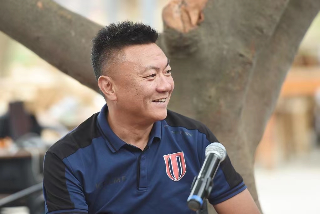 足坛球霸“魏大侠”：为救队友挨17刀，娶羽坛女神为妻生活幸福