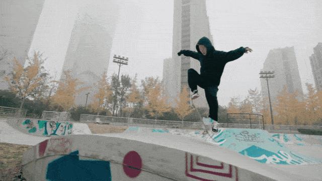 正面硬扛350斤杠铃足球飞射花式滑板，结局看傻了