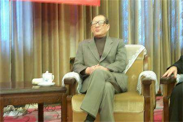 机械厂普通工人，55岁官至副国级，历任北京市委书记，此人是谁？
