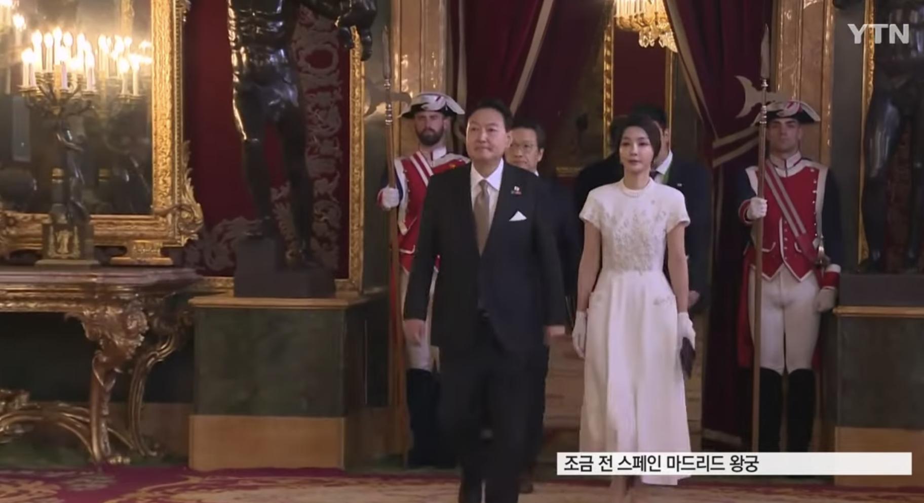 韩国第一夫人闪耀亮相国宴,韩国第一夫人参加国宴时候的绿裙