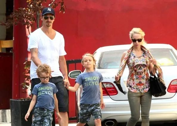 相爱20年不结婚，这对姐弟恋火了！网友：一物降一物，孤狼配悍妇