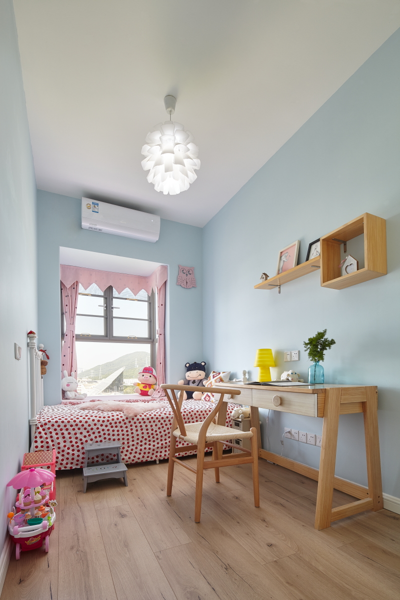 她家用木器漆打造出了独一无二的电视背景墙