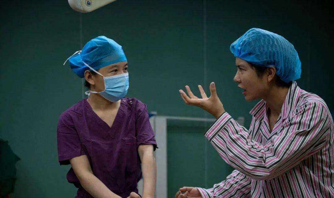 一位女明星隆胸5次,女演员隆胸