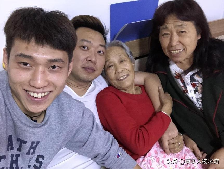 大学生卖肉夹馍一年赚100多万,在日本卖肉夹馍