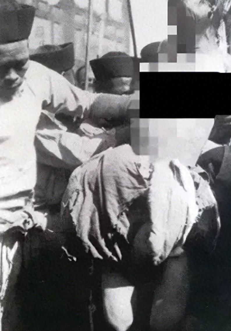 侵华日军老照片：女子自愿脱衣服让日本人拍摄，被拍下大尺度照片