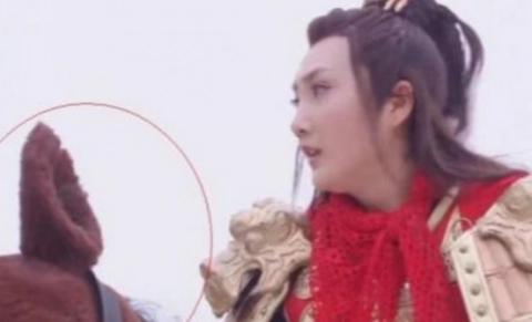 洒枸杞假装喷血、演尸体玩手机，这些穿帮镜头好敷衍，个个离谱