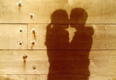 堂哥手断了，我带1000元去看望他，他把钱扔到一边“拿30万给我”