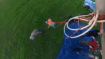 鸡蛋从100米高空落下怎样,鸡蛋怎样从高空中掉下来不碎