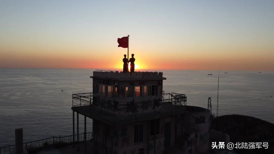 敬礼鲜艳的五星红旗,鲜艳五星红旗下敬礼视频