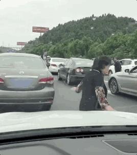 屏幕上出现五条白线什么意思,当屏幕出现五条虚线的时候