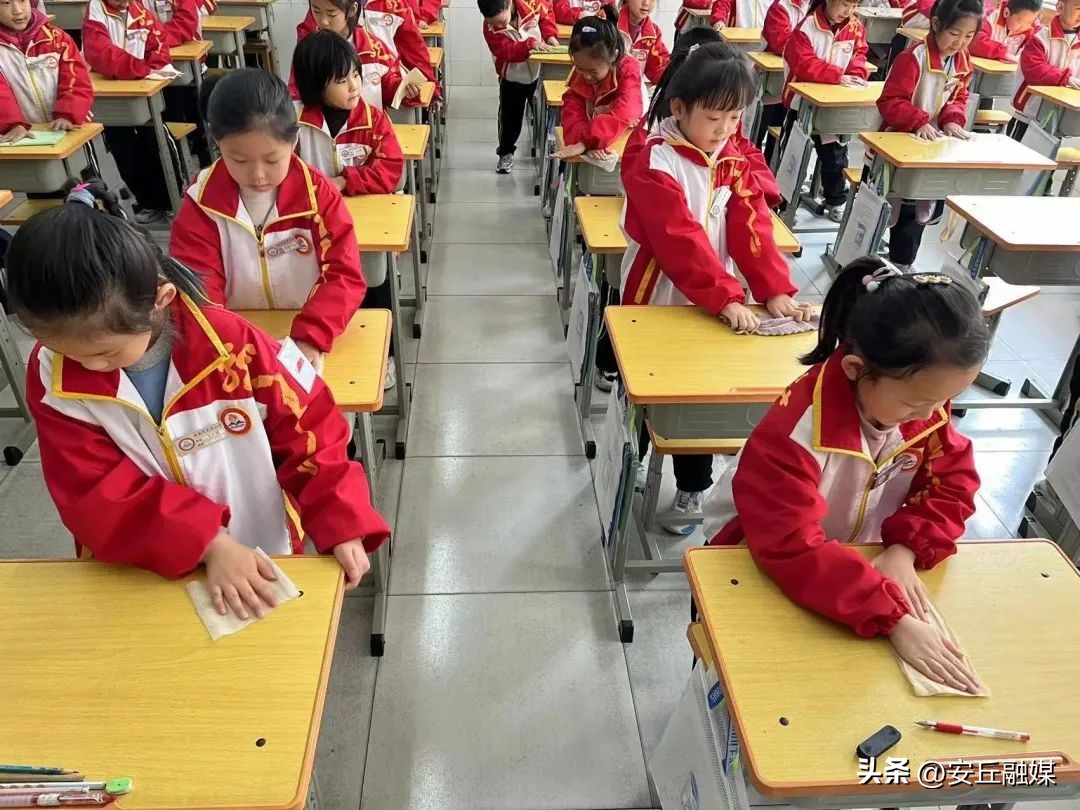 五一劳动节劳动最光荣小学一年级,小学五一劳动节社区劳动实践