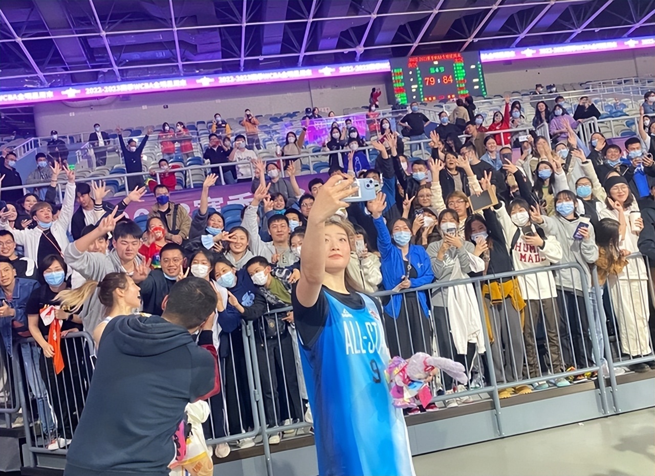 李梦：16岁差点退役，母亲患癌，父亲尿毒症，如今撑起女篮一片天