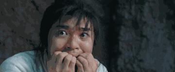 牛角胸罩,诱惑式舔刀尖,这些颠覆三观的镜头,看完让人一言难尽