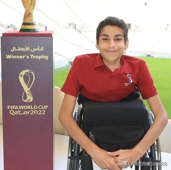 世界杯开幕式上的“半身小伙”，他的故事超励志