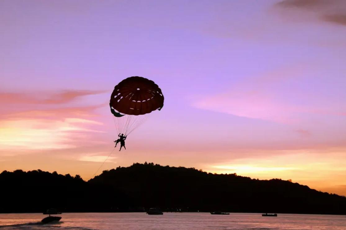 飞机俯冲坠毁的原因有哪些,飞机失事垂直掉落是什么原因