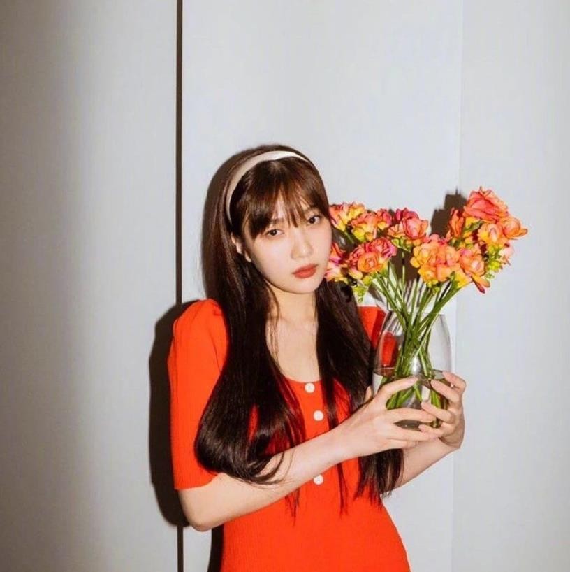 JYP新团出道即受关注，成员雪允因颜值出圈，却被指不尊重粉丝？