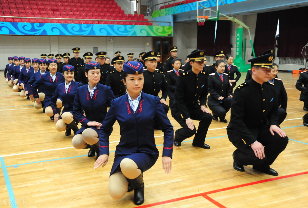 正常的高铁乘务员一个月工资多少,高铁乘务员工作8年工资一万多