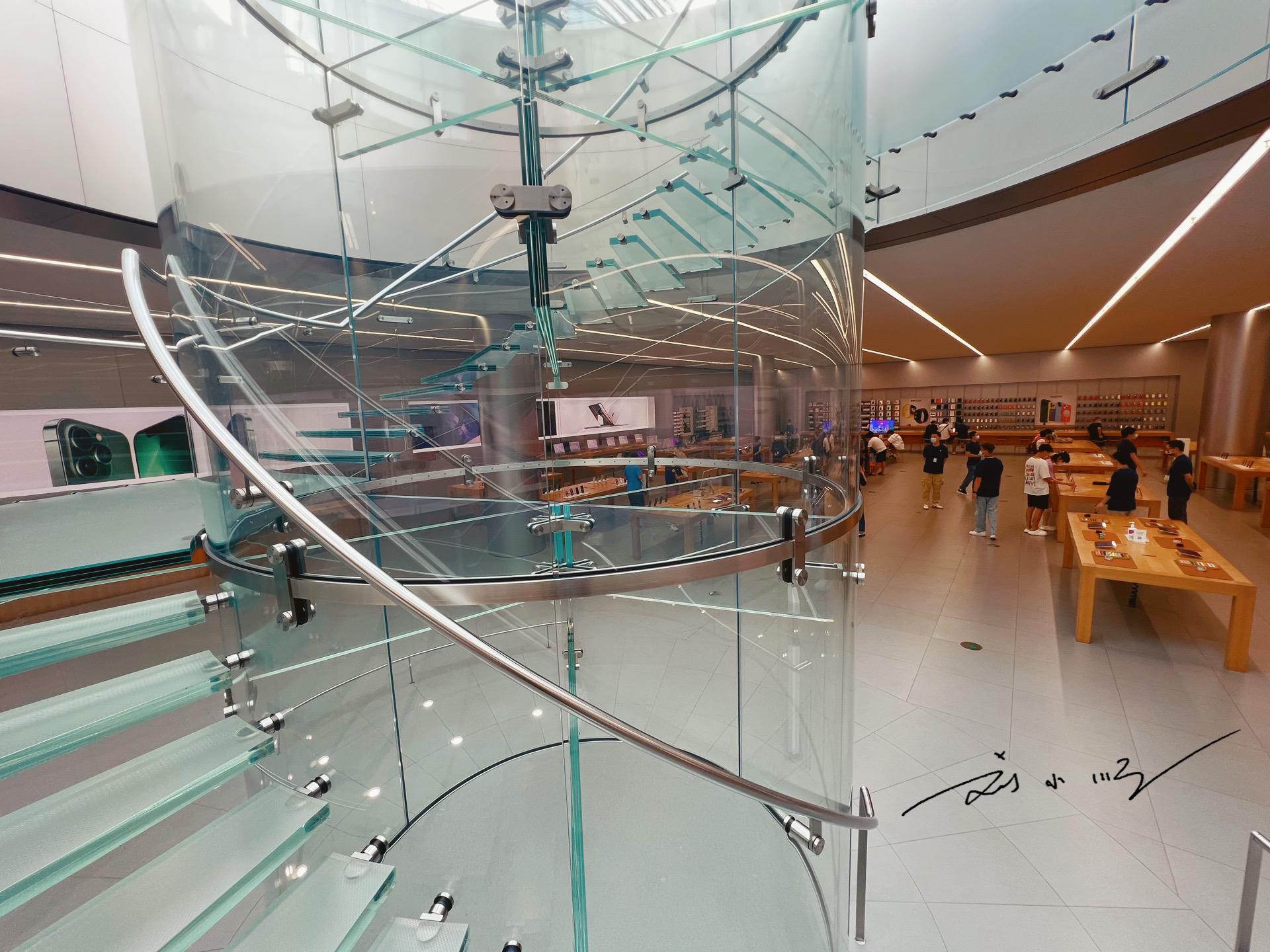 重庆有家“网红”苹果专卖店,玻璃入口吸引眼球,却被批评是模仿