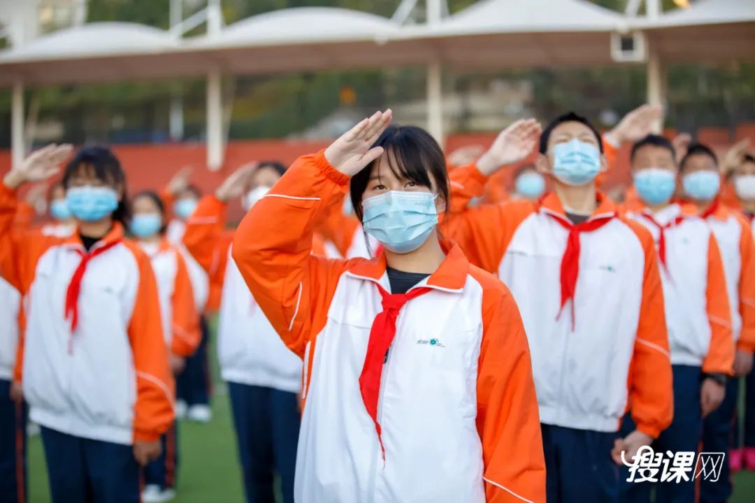 开学季校园展示打卡,开学啦冰墩墩小学生积极向上图片