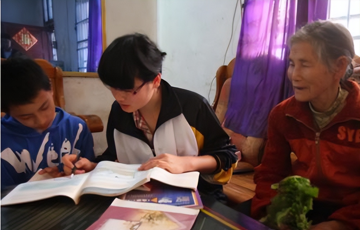 24岁小伙与85岁老人拍婚纱照,小伙子与八旬老太婚纱照