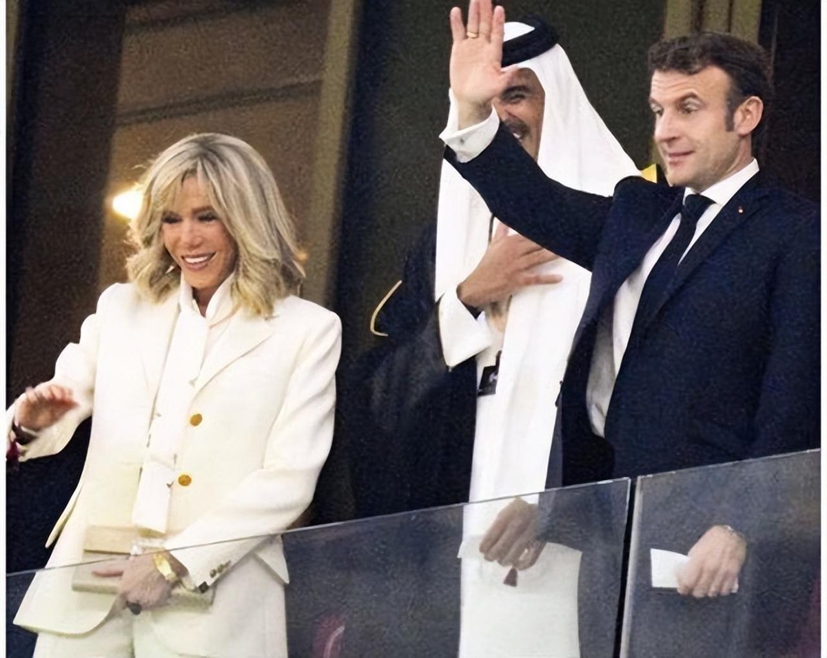 马克龙与布丽吉特互动温馨,马克龙和布丽吉特的亲密合照