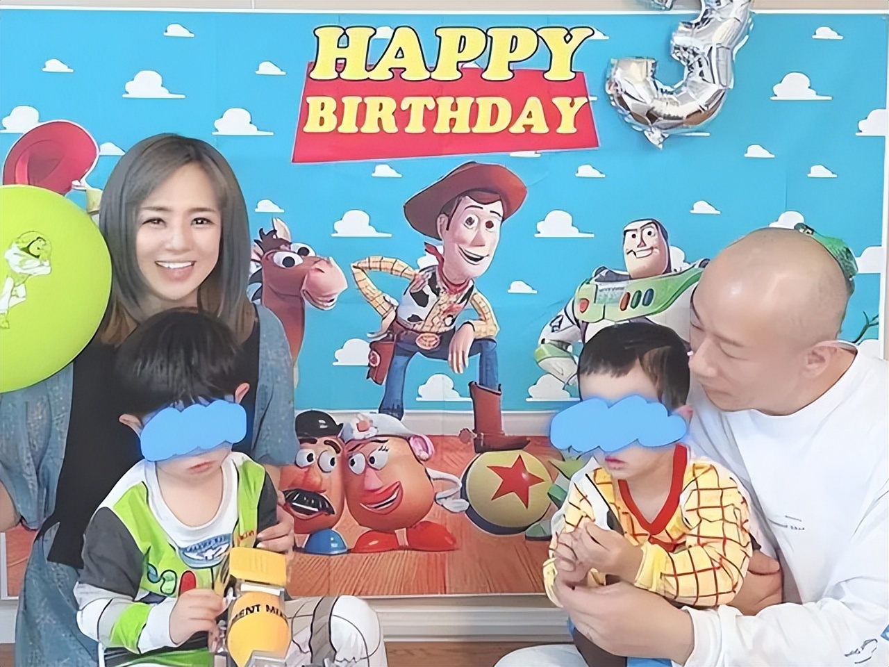 38岁苍井空罕见晒全家福，娃娃脸出镜笑容甜美，一家四口其乐融融